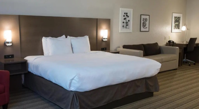 Двухместный люкс Country Inn & Suites by Radisson, Platteville, WI