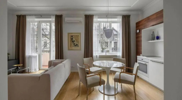 Design Central Studio Apartment with Balcony by Hostlovers, Prenota Appartamento Kaunas Contea di Kaunas