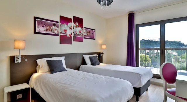 Четырёхместный номер Standard с красивым видом из окна Hotel Perla Riviera