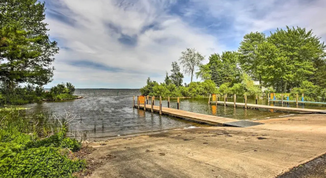 Коттедж Cozy Houghton Lake Vacation Rental w/ Fireplace!