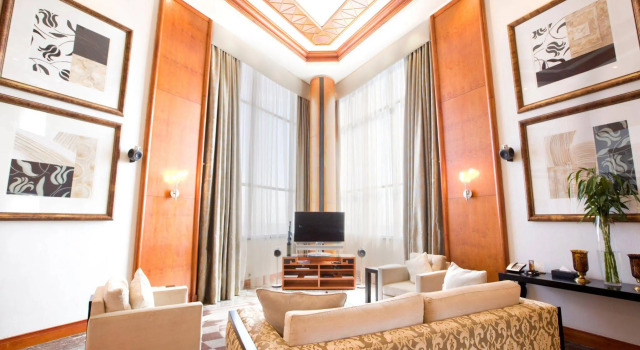 Sandton Sun and Towers, Забронировать Отель Бизнес-отели Йоханнесбург, рядом с Benmore Centre, 4* 5*