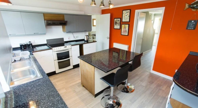 Croyde Vitamin SEA 4 Bedrooms, Book Hotel Georgeham Devon