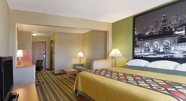 Doppel Suite Super 8 by Wyndham Lees Summit