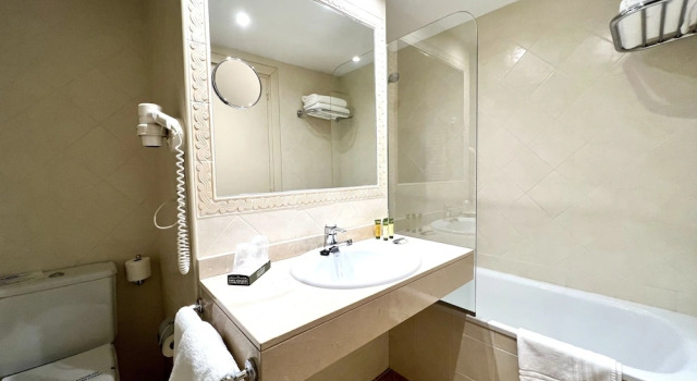 Четырёхместный номер Standard Hotel & SPA Bringué