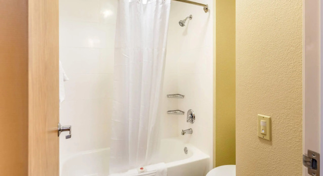 Четырёхместный люкс Comfort Inn DeKalb - University Area