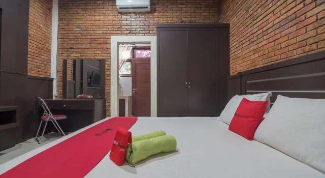 Люкс RedDoorz Plus near Cambridge City Square 2