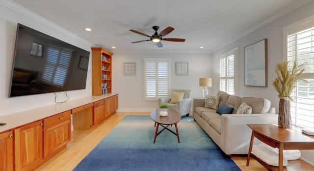 Theater Room & Deck at Massive Salt Pond Home!, Book Feriehus Sommerhuse i Cedar Neck, Hytte
