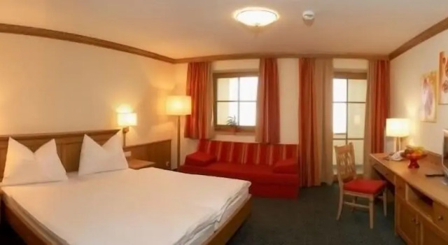 Трёхместный номер Comfort c 1 комнатой с балконом Berghotel Alpenklang