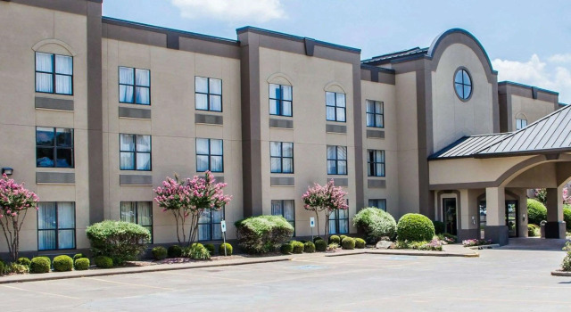 Comfort Suites McAlester, Book Hotel Hoteller i McAlester med parkering, Parkering