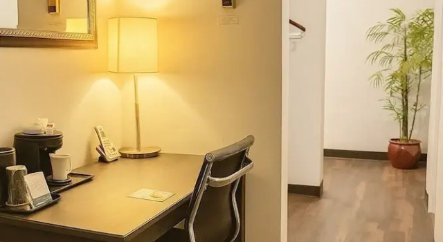 Номер Executive Village Inn & Suites