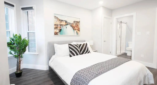 Unique 3BR 2bath Quadplex Free Parking Laundry