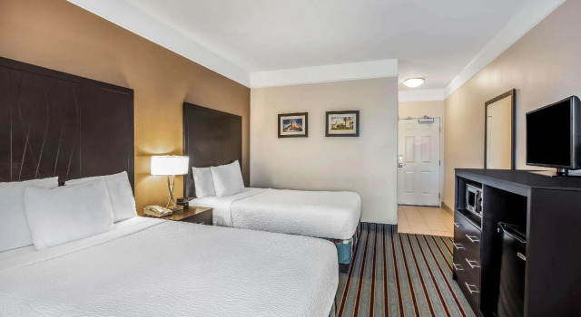 Четырёхместный номер Standard La Quinta by Wyndham Bakersfield North