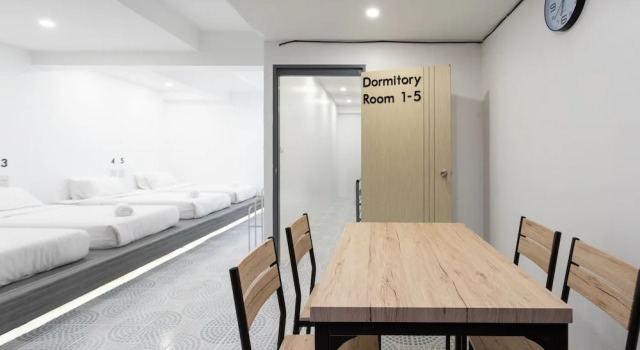 Chedee Hostel Chiang Mai, Забронировать Хостел Отели Чиангмай с парковкой, рядом с City Art &amp; Cultural Centre, Парковка