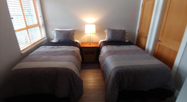 Tyndalstone Lodge 3 Bedroom in the Heart of Village North Whistler, Забронировать Отель Отели и гостиницы Уистлер, рядом с Whistler Sliding Centre, Отель