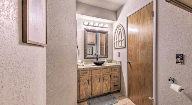 Коттедж Ruidoso Getaway w/ Deck, Golf Course Views!
