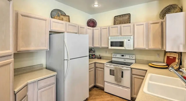 Коттедж с 3 комнатами Adobe Oasis in Bullhead City w/ Private Pool!