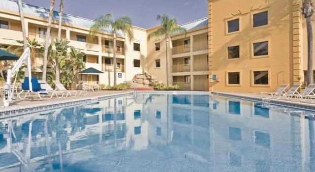 Кровать в общем номере La Quinta Inn by Wyndham Tampa Near Busch Gardens