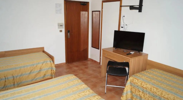 Четырёхместный номер Standard с балконом Hotel Zeus