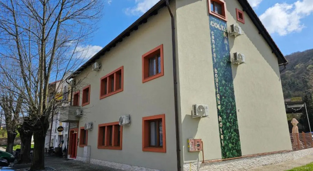 Colț de Rai Reşița ( Centru ), Rezerwuj Bed and Breakfast Hotele w Carpathians - Romania z parkingiem, Parking