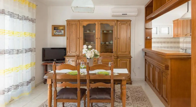 VILLA IRENA - Longevity Retreat, Забронировать Апартаменты/квартира Отели Трогир с бассейном, рядом с Частный Пляж «Сикрет Гарден Барада Бич Апартмент», Бассейн