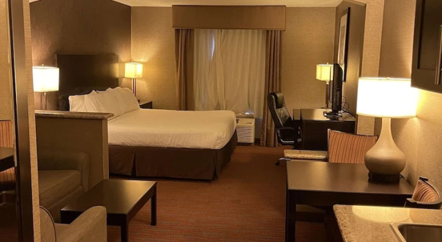 Двухместный люкс Country Inn & Suites by Radisson, Garden City, KS