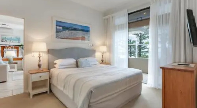 Stone Through To The Beach - 1/1 Crank St, Prenota Hotel Hotel a Queensland con parcheggio, Parcheggio