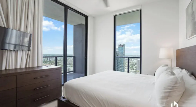 Апартаменты с 2 комнатами с балконом и с видом на океан Stylish Apartments with Partial Ocean Views in Downtown