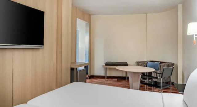 Двухместный номер Standard с видом на бассейн AC Hotel La Línea by Marriott
