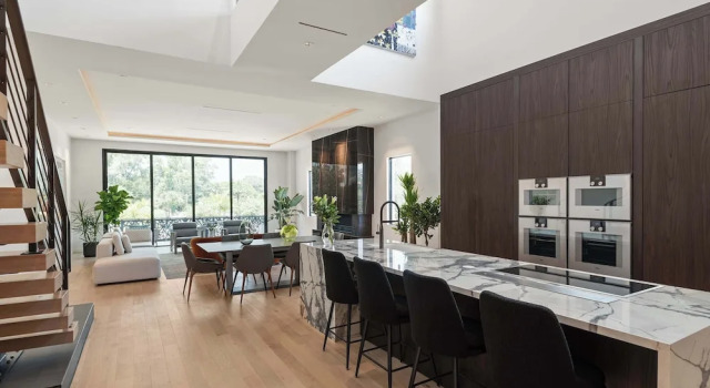 Апартаменты Lux Penthouse 4-story Stunner Rooftop Views
