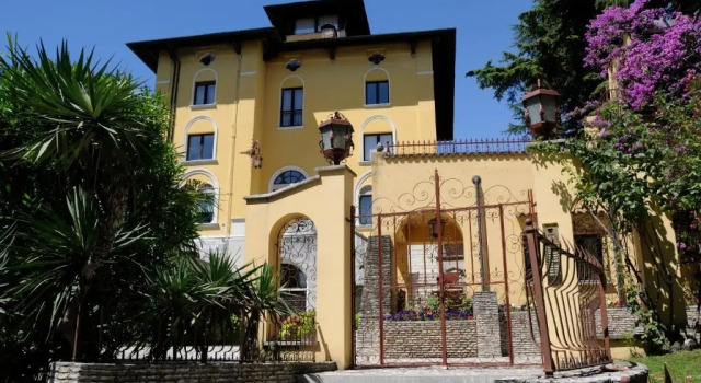 Villa Maria Callas Sirmione, Забронировать Вилла Коттеджи Сирмионе, рядом с Термальный спа-комплекс Aquaria, Коттедж