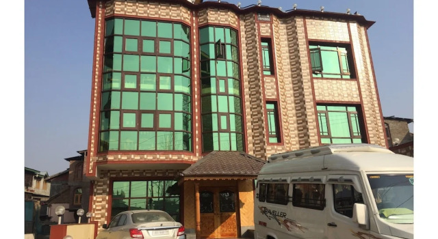 OYO 27855 Hotel Holiday Villa