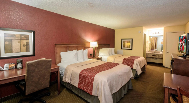 Четырёхместный номер Deluxe Red Roof Inn Baldwin