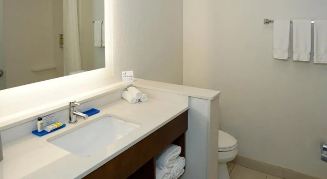 Четырёхместный номер Standard Holiday Inn Express & Suites - Aurora Medical Campus by IHG