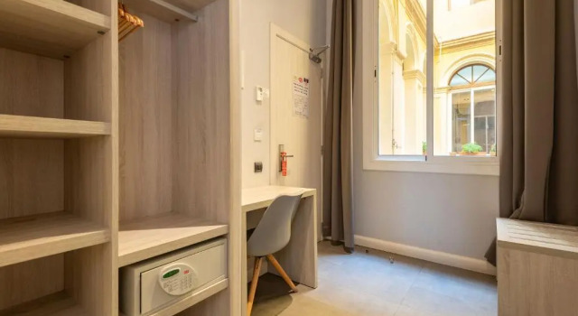 Трёхместный номер Standard с балконом Plaza Goya Rooms