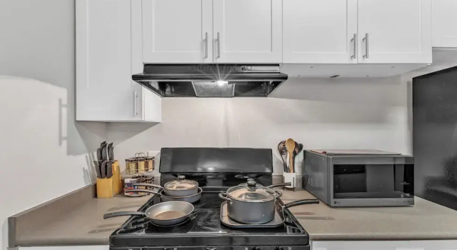 Upscale 1BR Suite to Downtown Raleigh, Забронировать Апартаменты/квартира Апартаменты Кэри, Апартаменты/квартира