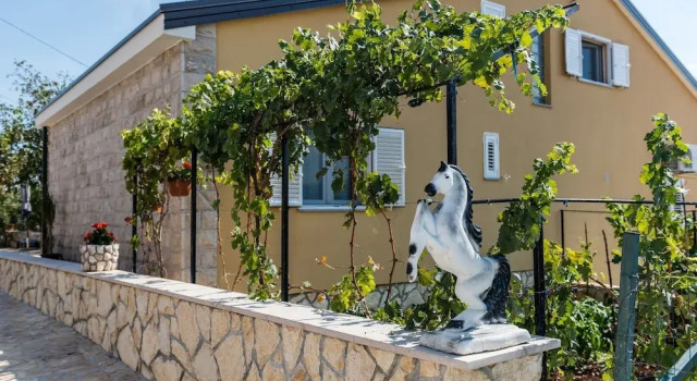Awesome Home in Poljica Imotska With Wifi and 5 Bedrooms