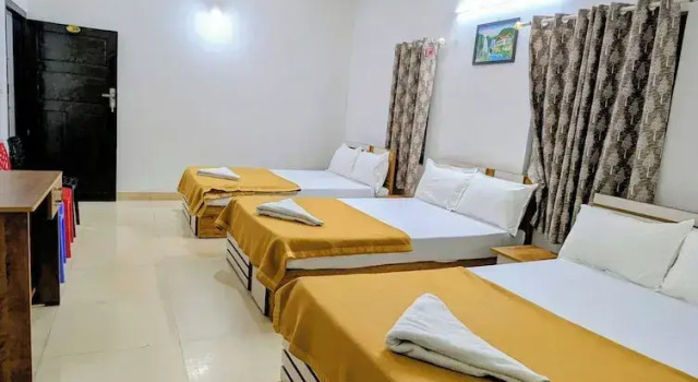 Кровать в общем номере kollam Beach Resort