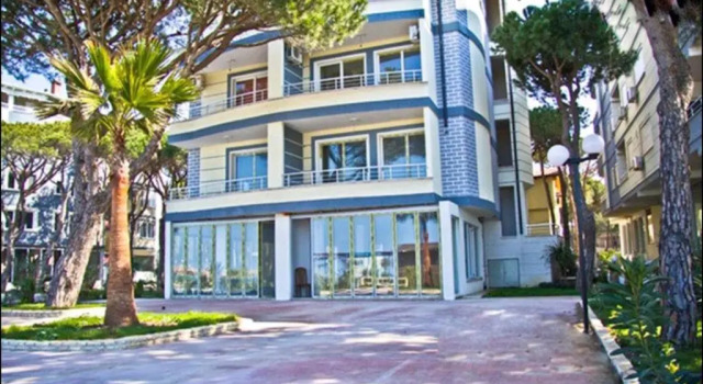 Mali i Robit Beachfront Apartment