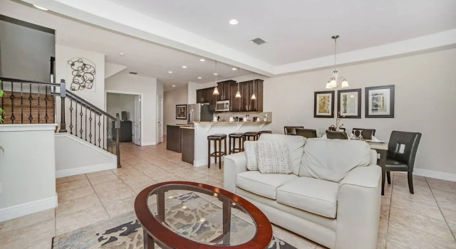 Spacious 4BD Town Home With Private Patio - Near Disney Parks AND Golf #8127, Buchen Sie Ferienhaus Hotels in Four Corners mit Pool, Schwimmbad