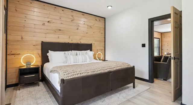 New Cabin w Indoor Swim Spa Hot Tub Gameroom, Забронировать Курортный отель Отели Пиджен-Фордж с парковкой, рядом с Pigeon Forge Community Center, Парковка