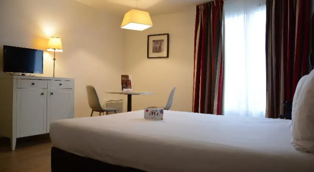 Четырёхместные апартаменты c 1 комнатой Hotel Cerise Chatou
