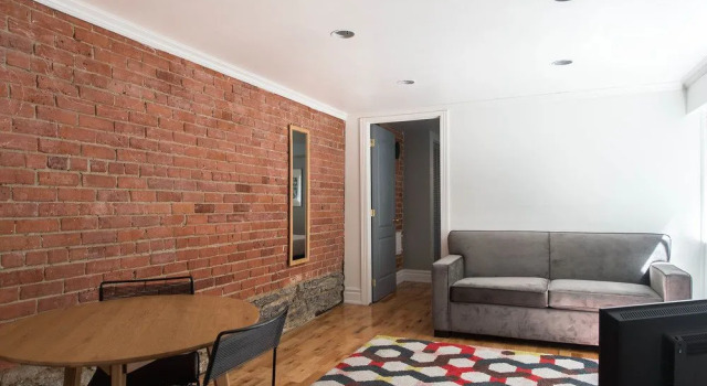 Vintage 2Br in Milton Park by Sonder, Rezervasyon Otel Montreal Quebec, Complexe Desjardins yakınında
