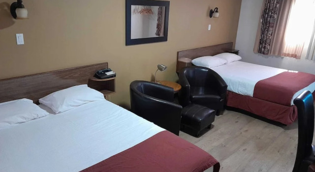 Четырёхместный номер Standard Travellers Motel