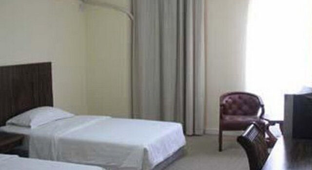 Jitai Hotel (Zhongshan North Road Metro Station)