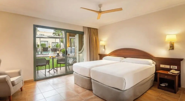 Habitación doble Estándar con balcón y con vista a la piscina Valentin Star Menorca