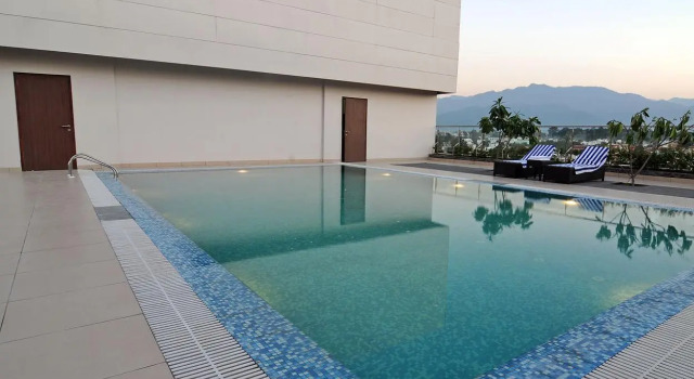 Hotel Blue Saphire Countryside Haldwani, Rezerwuj Hotel Hotele w Uttarakhand z basenem, Basen