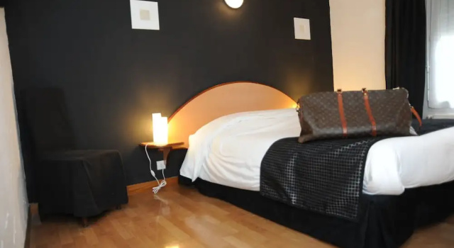Трёхместный семейный номер Standard Logis Hôtel Restaurant lEcu de France