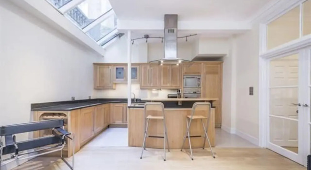 4BR mews home in the centre of exclusive South Kensington
