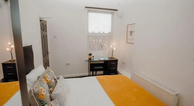Entire 4 Bed House - Monthly Discount - By Centre