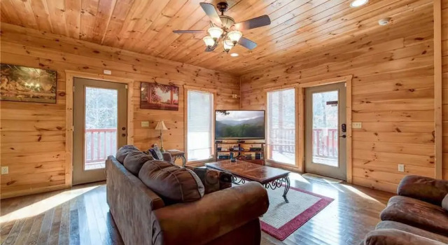 Take It Easy 3 Bedroom Home with Hot Tub
